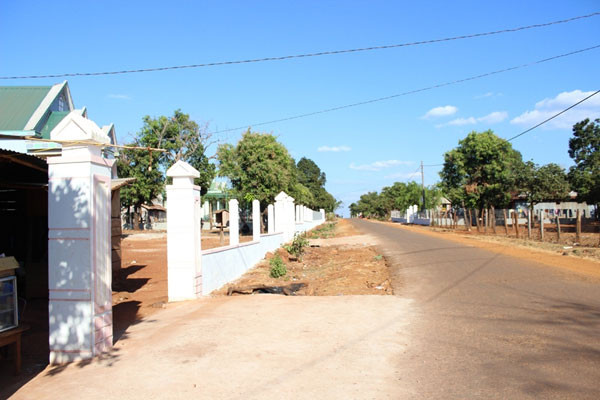 Đường làng Mook Đen 2 được nâng cấp khang trang, sạch đẹp. Ảnh: P.L Đường làng Mook Đen 2 được nâng cấp khang trang, sạch đẹp. Ảnh: P.L