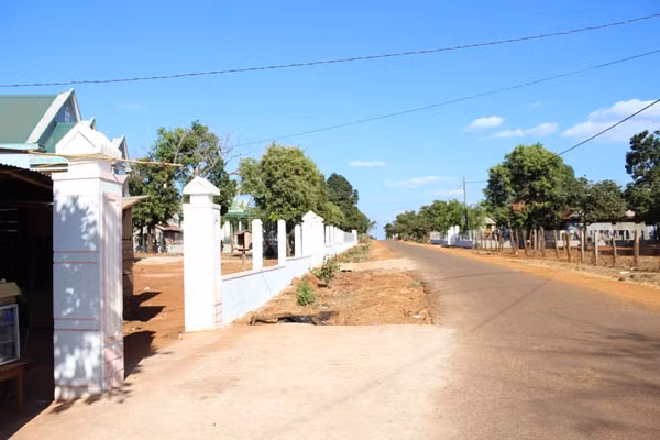 Đường làng Mook Đen 2 được nâng cấp khang trang, sạch đẹp. Ảnh: P.L 