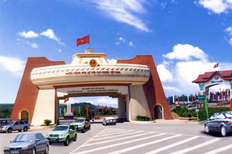 Từ ngày 1-4-2013, Cửa khẩu Quốc tế Lao Bảo kéo dài thời gian đóng, mở cửa 2,5 giờ/ngày. Ảnh: Bùi Oanh