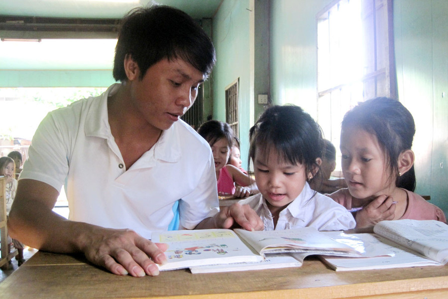 Dù phải đối mặt với nhiều khó khăn nhưng thầy giáoTrần Văn Hoan luôn tâm huyết trong hành trình mang cái chữ đến cho trẻ em Việt kiều nơi đây. Ảnh: Hồng Thi