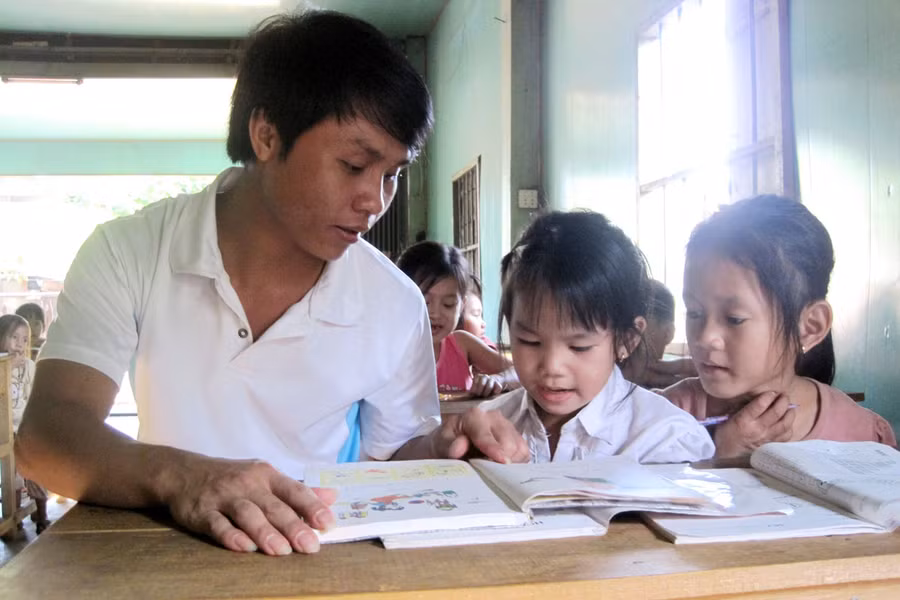 Dù phải đối mặt với nhiều khó khăn nhưng thầy giáoTrần Văn Hoan luôn tâm huyết trong hành trình mang cái chữ đến cho trẻ em Việt kiều nơi đây. Ảnh: Hồng Thi Dù phải đối mặt với nhiều khó khăn nhưng thầy giáoTrần Văn Hoan luôn tâm huyết trong hành trình mang cái chữ đến cho trẻ em Việt kiều nơi đây. Ảnh: Hồng Thi
