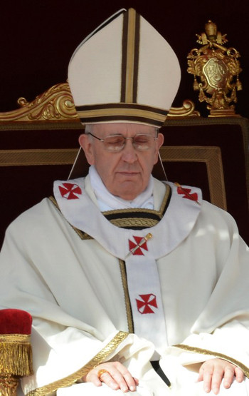 Giáo hoàng nhắm mắt cầu nguyện trong buổi lễ.