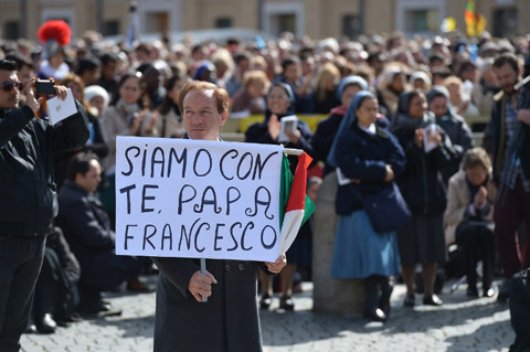  Một tín đồ cầm tấm biển có dòng chữ 