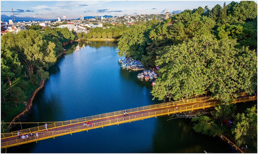  Cây cầu vàng bắc ngang qua Hồ Đức An - công viên Diên Hồng, TP. Pleiku