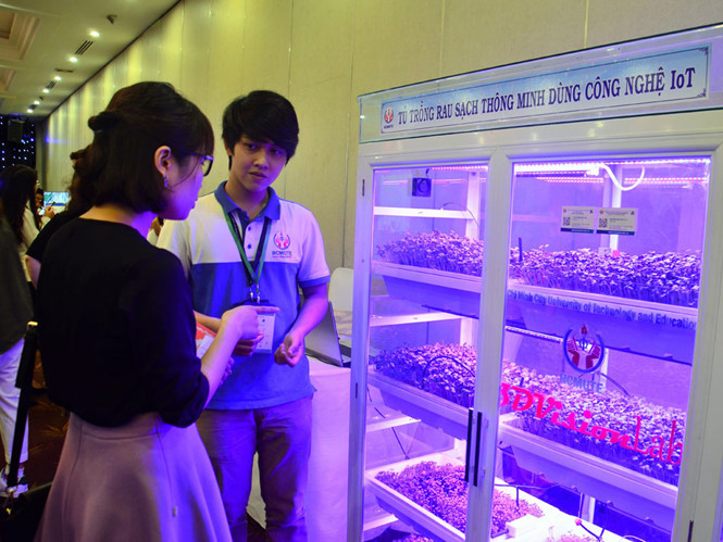 Khôi giới thiệu tủ trồng rau tại Tuần lễ đổi mới sáng tạo và khởi nghiệp TP.HCM 2018 Khôi giới thiệu tủ trồng rau tại Tuần lễ đổi mới sáng tạo và khởi nghiệp TP.HCM 2018