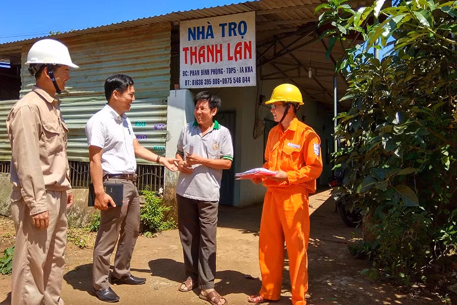  Nhiều chủ nhà trọ đã chủ động điều chỉnh giá điện bán lẻ cho người lao động, sinh viên theo đúng quy định. Ảnh: L.L