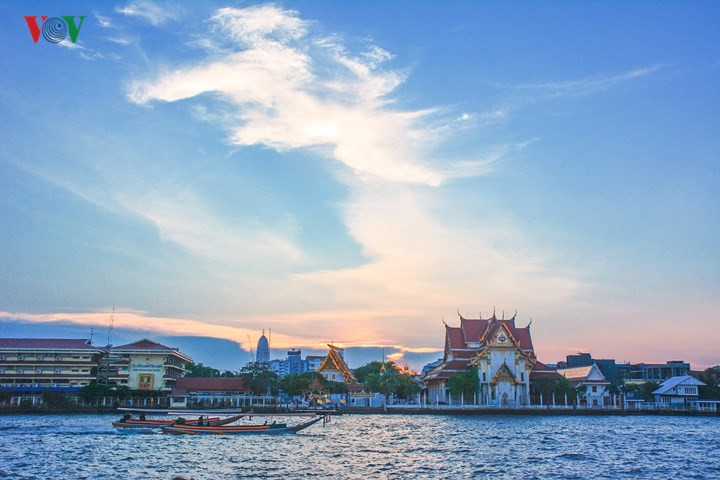 Có không ít thành phố mang trong lòng một dòng sông, nhưng với Bangkok, Chao Phraya được coi là linh hồn. Vua Rama I của đất nước này đã đặt tên cho nó là Dòng sông của những vị vua.