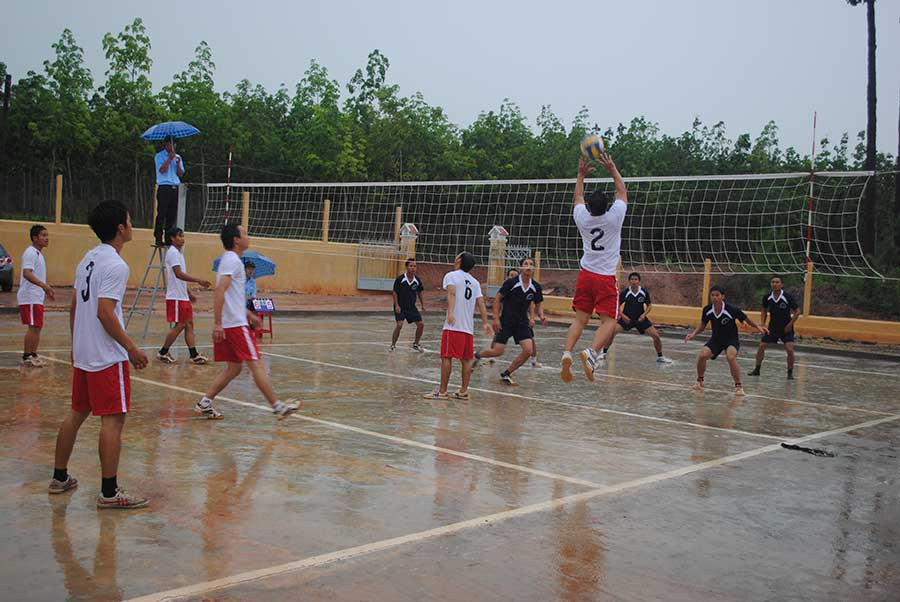 Giao lưu bóng chuyền giữa công nhân Công ty Cao su Chư Prông và các đồn Biên phòng. Ảnh: Thành Trung  Giao lưu bóng chuyền giữa công nhân Công ty Cao su Chư Prông và các đồn Biên phòng. Ảnh: Thành Trung