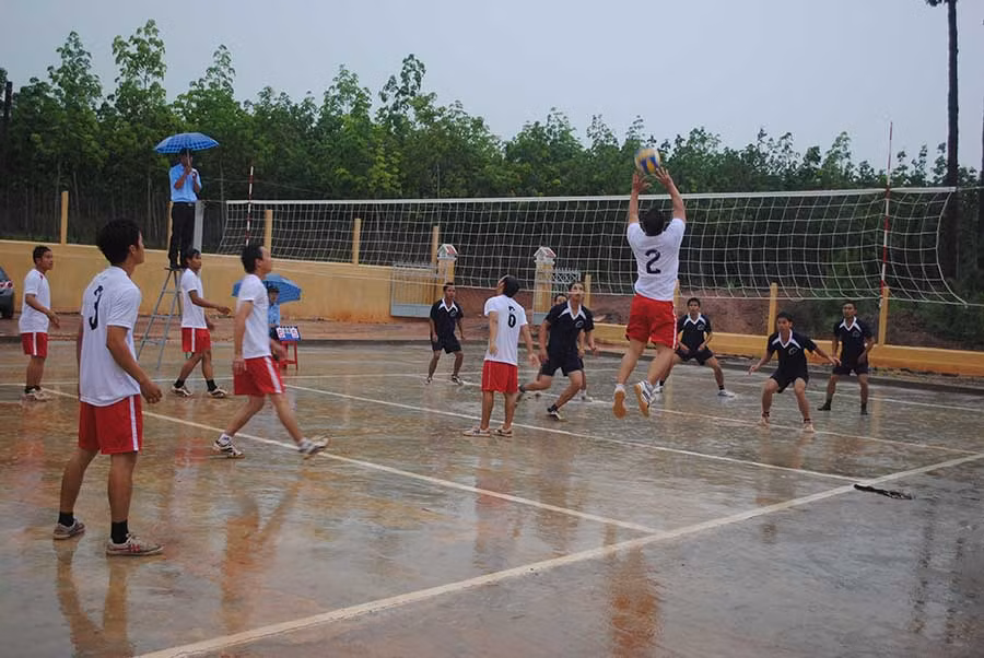  Giao lưu bóng chuyền giữa công nhân Công ty Cao su Chư Prông và các đồn Biên phòng. Ảnh: Thành Trung