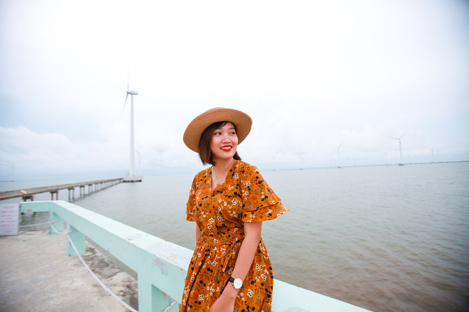 Thời điểm lý tưởng nhất để ghé thăm cánh đồng gió là lúc sáng sớm hoặc chiều tà để ngắm hoàng hôn hoặc bình minh. Đây là cánh đồng điện gió trên biển duy nhất tại Việt Nam và là dự án điện gió đầu tiên trong khu vực Đông Nam Á được xây dựng trên thềm lục địa. Thời điểm lý tưởng nhất để ghé thăm cánh đồng gió là lúc sáng sớm hoặc chiều tà để ngắm hoàng hôn hoặc bình minh. Đây là cánh đồng điện gió trên biển duy nhất tại Việt Nam và là dự án điện gió đầu tiên trong khu vực Đông Nam Á được xây dựng trên thềm lục địa.