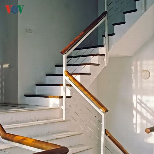 Cầu thang cũng đơn giản, mặc dù nằm phía không có mặt thoáng song vẫn đón được ánh nắng qua vuờn cảnh vào từng bậc thang.