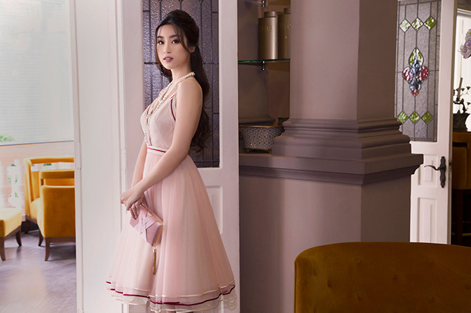 Bộ sưu tập mini gồm những thiết kế đầm dạo phố và tiệc nhẹ, kiểu dáng đơn giản, chất liệu cao cấp với điểm nhấn được tiết chế và xử lý khá tinh tế.