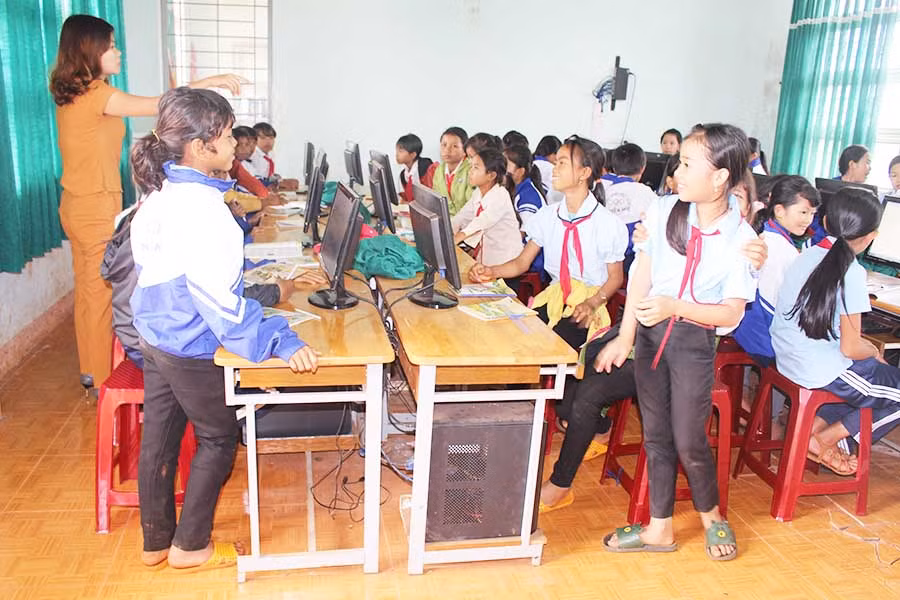  Phòng Tin học của Trường THCS Nguyễn Huệ (xã Ia Dreng, huyện Chư Pưh) chật chội và không đủ máy móc để học tập. Đây là một trong những khó khăn của nhà trường trong quá trình xây dựng trường chuẩn. Ảnh: Nguyễn Giang