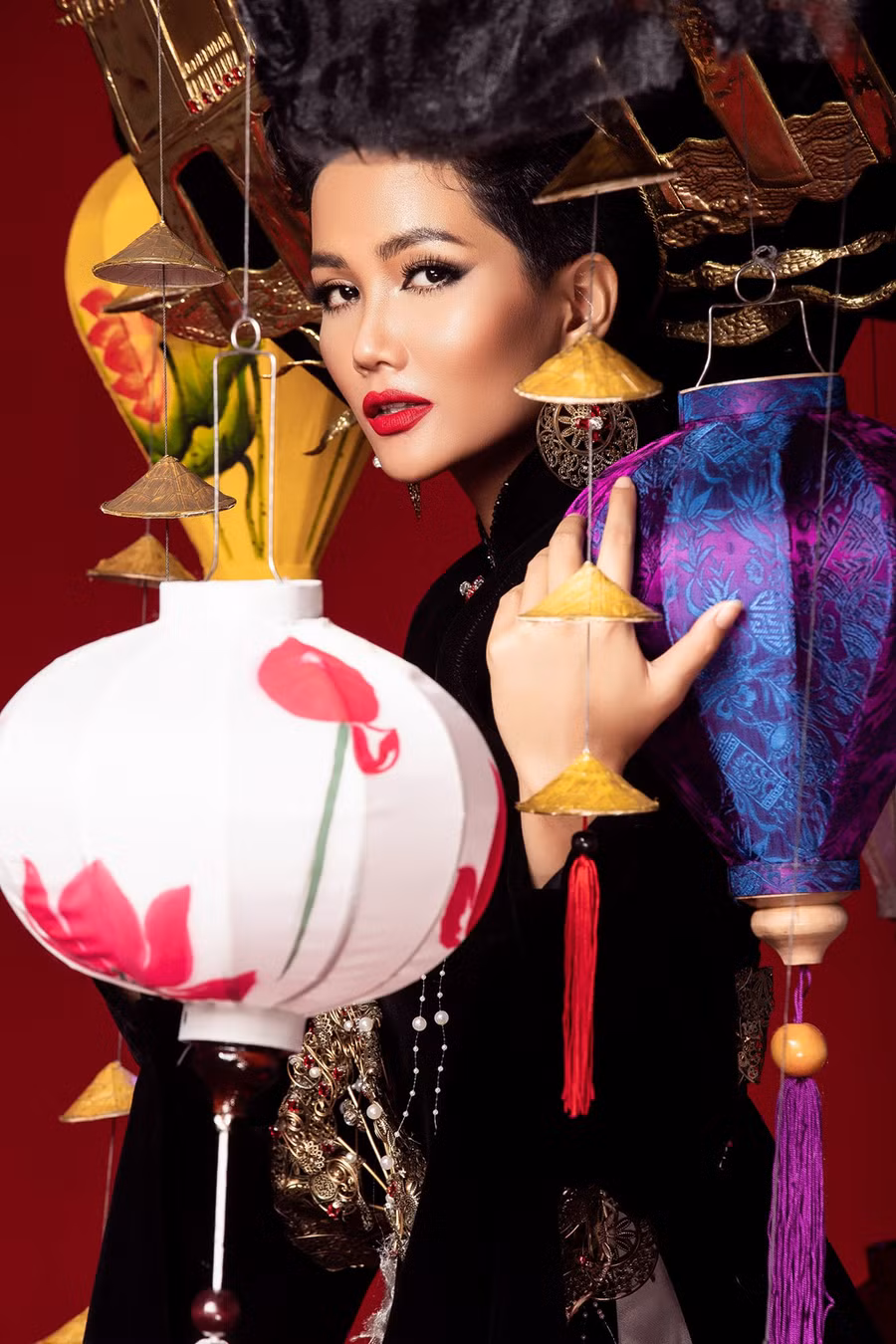 Phố cổ của Nguyễn Đình Thuận đưa không gian văn hóa Hội An vào trang phục với lồng đèn, chùa Cầu. Đây cũng là thiết kế lớn nhất trong Top 6. Sử dụng tông chủ đạo màu đen nhằm nhấn mạnh vẻ đẹp về đêm của Hội An, Phố cổ gợi tả sự huyền bí, cổ kính. Mấn và những chiếc lồng đèn góp phần tô điểm màu sắc trên tổng thể màu đen, tạo hiệu quả thẩm mỹ và giải trí cho người nhìn, giúp Hoa hậu H’Hen Niê không bị mất hút trên sân khấu.