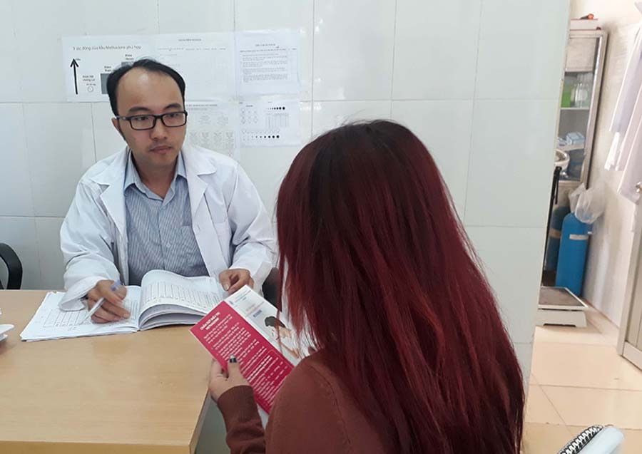  Người nhiễm HIV/AIDS được hưởng lợi khi khám và điều trị bằng thẻ bảo hiểm y tế. Ảnh: Nguyễn Tú