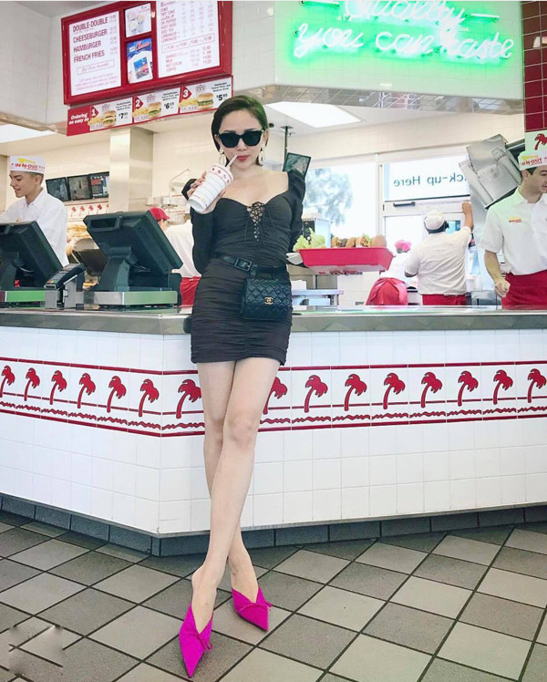 Những mẫu túi đang khiến các fashionista thế giới 'nức lòng' như túi Dior yên ngựa, túi Dior xách tay to bản, Chanel đeo hông, Louis Vuitton... cũng được Tóc Tiên 'tậu' để tạo điểm nhấn cho phong cách.