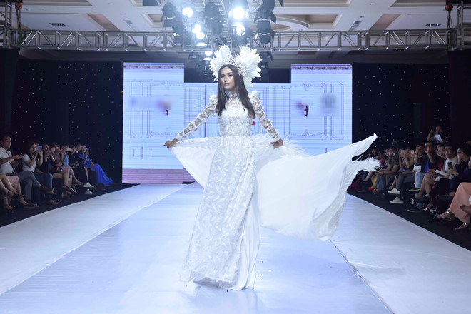 Người mẫu 8X xuất hiện trên sàn diễn với phong cách lạnh lùng quen thuộc. Chiều cao 1,78 m cùng những bước catwalk mạnh mẽ, uyển chuyển khiến Hoàng Yến luôn cuốn hút khán giả. Mới đây, cô cũng đảm nhận vai trò diễn mở màn Tuần lễ thời trang quốc tế Việt Nam mùa thu đông tại Hà Nội. 