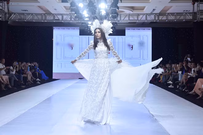 Người mẫu 8X xuất hiện trên sàn diễn với phong cách lạnh lùng quen thuộc. Chiều cao 1,78 m cùng những bước catwalk mạnh mẽ, uyển chuyển khiến Hoàng Yến luôn cuốn hút khán giả. Mới đây, cô cũng đảm nhận vai trò diễn mở màn Tuần lễ thời trang quốc tế Việt Nam mùa thu đông tại Hà Nội. 