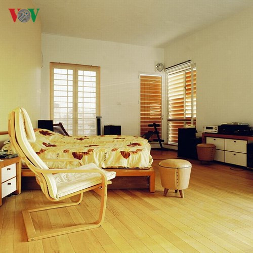  Phòng ngủ chính của chủ nhân. Một bức tường xéo trong phòng phía đầu giường với góc quay của giường lệch khỏi hệ tọa độ vuông - thẳng; với lý do hợp hướng. Song điều đó mang lại sự chuyển động thú vị trong không gian và ngăn cách hợp lý về mặt công năng: tạo nên phòng thay quần áo qua vách này.