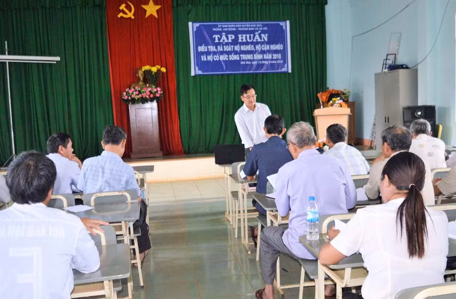  Huyện Đak Đoa tập huấn điều tra, rà soát hộ nghèo năm 2018. Ảnh: H.T