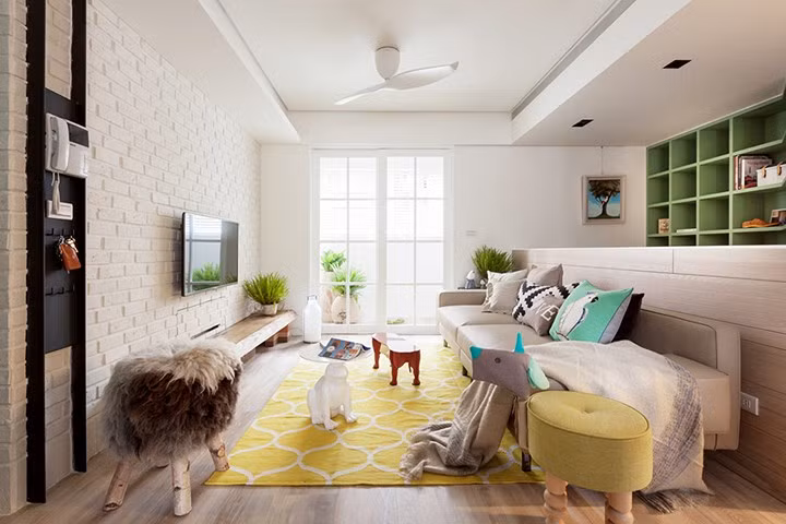 Tường gạch thô đặt cạnh tường được tô trát kỹ giúp người xem cảm nhận được bầu không khí vừa hiện đại vừa cổ điển trong căn phòng.