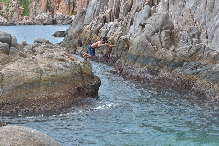  Nếu biết bơi và có kính lặn, du khách cũng có thể lặn ngắm những rạn san hô tuyệt đẹp bên dưới.