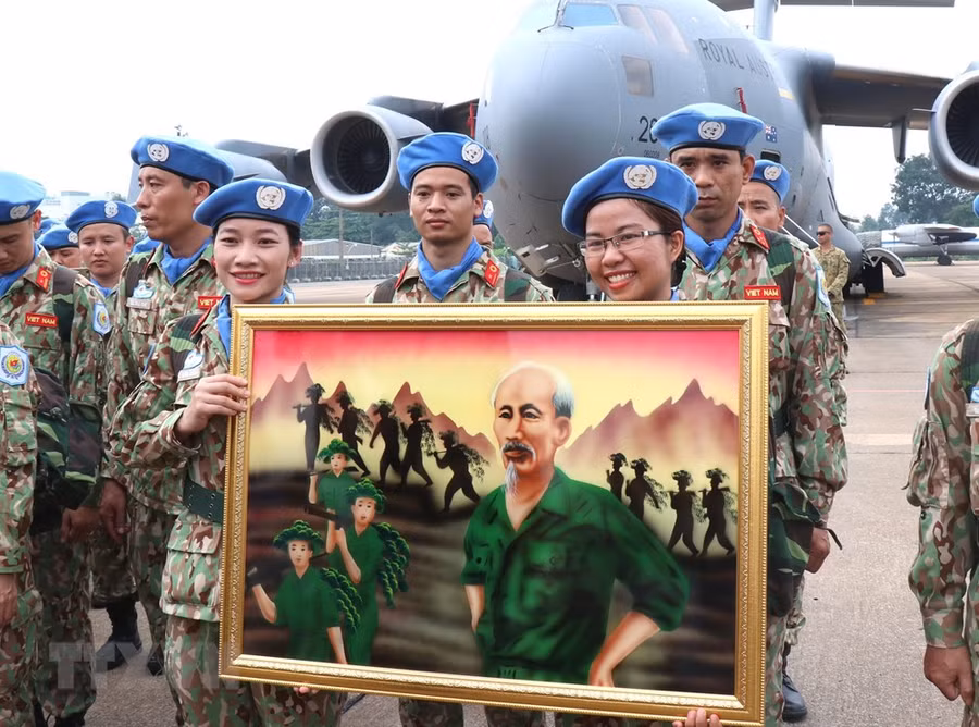 Các sỹ quan, chiến sỹ mang theo bức tranh 