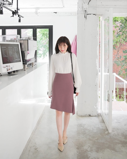  Vốn đã có thiết kế cầu kỳ nên bạn chỉ cần phối sơ mi nữ hoàng với những kiểu quần, chân váy đơn giản thôi là đủ.