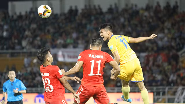  Điều đáng tiếc khác là cầu thủ có thể thay thế cho Văn Thanh là Xuân Mạnh (bìa phải) cũng vắng mặt vì chấn thương (ảnh: Kim Điền)