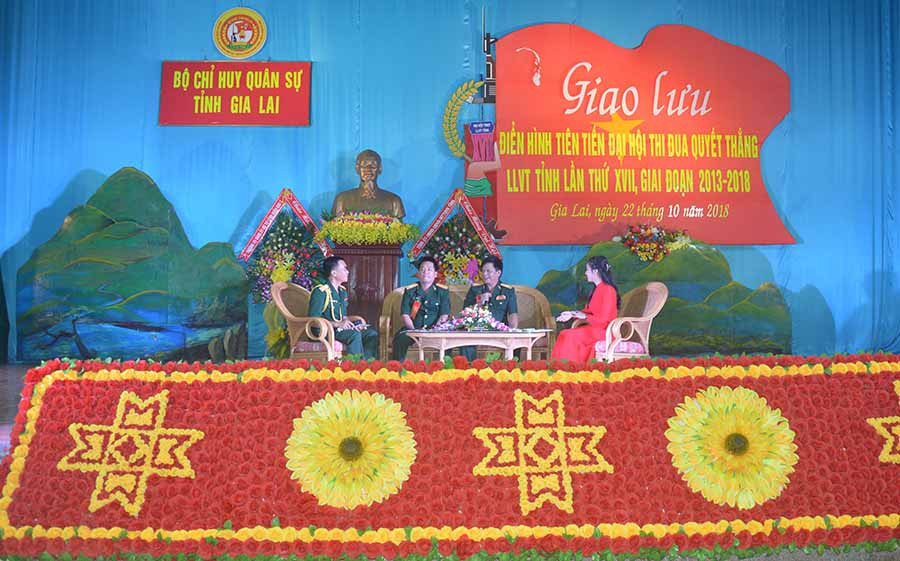 Giao lưu với các điển hình tiên tiến. Ảnh: Phương Dung