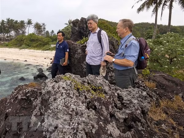Đoàn chuyên gia khảo sát tại đảo Lớn và đảo Bé (Lý Sơn) và vùng phụ cận Bình Châu, huyện Bình Sơn... (Ảnh: Phước Ngọc/TTXVN)