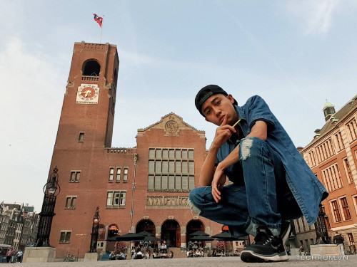 Galaxy Note9 cũng là bạn đồng hành của bạn Trần Công Hậu (đến từ TP HCM) trong chuyến khám phá châu Âu gần nhất. Rất nhiều kiểu ảnh check-in trước tháp Eiffel cùng các kiến trúc cổ điển được anh tự mình ghi lại bằng chiếc điện thoại này. Không chỉ hỗ trợ tốt quá trình chụp ảnh, bộ nhớ lên đến 1 TB cùng viên pin 4000 mAh của điện thoại còn giúp Hậu sở hữu kho ảnh khổng lồ chụp khắp châu Âu. Nhờ sự đơn giản và tiện lợi mà S Pen bluetooth mang lại cho người dùng đã biến Galaxy Note9 trở thành “bạn đồng hành” tuyệt vời trên hành trình khám phá thế giới của nhiều người trẻ. Công nghệ của Samsung đã chứng minh được tính ứng dụng mạnh mẽ nhờ sự thấu hiểu người dùng tường tận này. Galaxy Note9 cũng là bạn đồng hành của bạn Trần Công Hậu (đến từ TP HCM) trong chuyến khám phá châu Âu gần nhất. Rất nhiều kiểu ảnh check-in trước tháp Eiffel cùng các kiến trúc cổ điển được anh tự mình ghi lại bằng chiếc điện thoại này. Không chỉ hỗ trợ tốt quá trình chụp ảnh, bộ nhớ lên đến 1 TB cùng viên pin 4000 mAh của điện thoại còn giúp Hậu sở hữu kho ảnh khổng lồ chụp khắp châu Âu. Nhờ sự đơn giản và tiện lợi mà S Pen bluetooth mang lại cho người dùng đã biến Galaxy Note9 trở thành “bạn đồng hành” tuyệt vời trên hành trình khám phá thế giới của nhiều người trẻ. Công nghệ của Samsung đã chứng minh được tính ứng dụng mạnh mẽ nhờ sự thấu hiểu người dùng tường tận này.