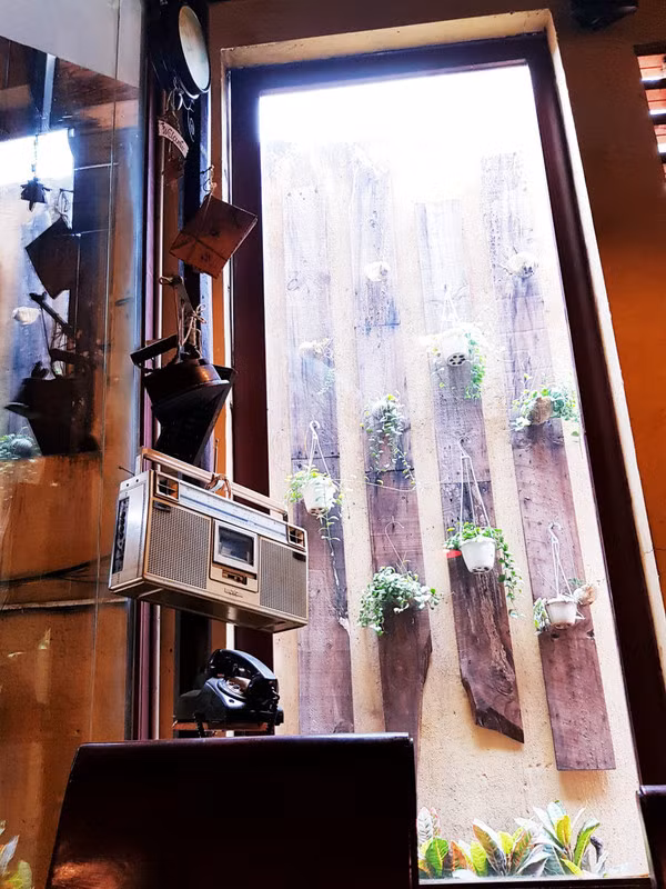 Chị Bùi Thị Lan Anh, từng học tập tại Hà Nội, nhưng sinh sống tại Sài Gòn, cho biết dù không thường uống cà phê, nhưng khi đến đây chị vẫn ấn tượng mùi cà phê mà quán pha chế. 