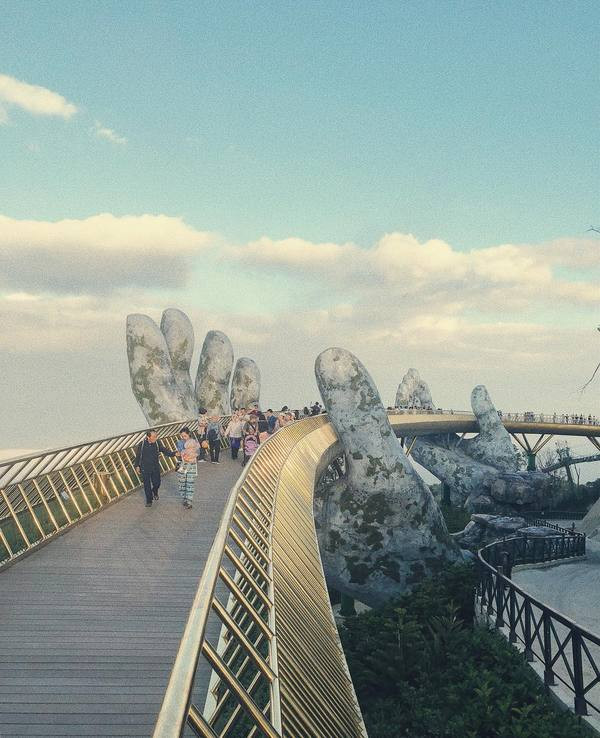 Họ tham quan Cầu Vàng, công trình xếp trong top 100 điểm đến tuyệt vời nhất thế giới năm 2018 trên tạp chí Time. Ảnh: Hallenstein Brothers. Họ tham quan Cầu Vàng, công trình xếp trong top 100 điểm đến tuyệt vời nhất thế giới năm 2018 trên tạp chí Time. Ảnh: Hallenstein Brothers.