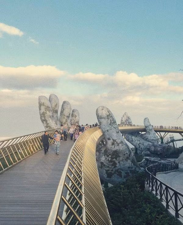  Họ tham quan Cầu Vàng, công trình xếp trong top 100 điểm đến tuyệt vời nhất thế giới năm 2018 trên tạp chí Time. Ảnh: Hallenstein Brothers.