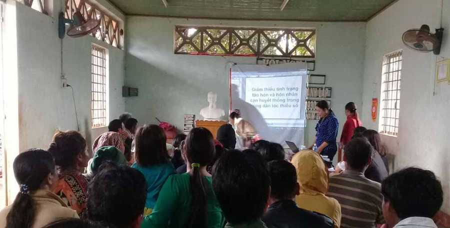 Huyện Chư Prông tuyên truyền tác hại, hậu quả và hệ lụy do tảo hôn và hôn nhân cận huyết thống. Ảnh: Ngọc Thu