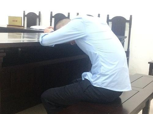 Tại tòa Khoa luôn cúi mặt khi khai báo, còn giờ nghị án lại gục mặt xuống bàn không nhìn người thân nào.