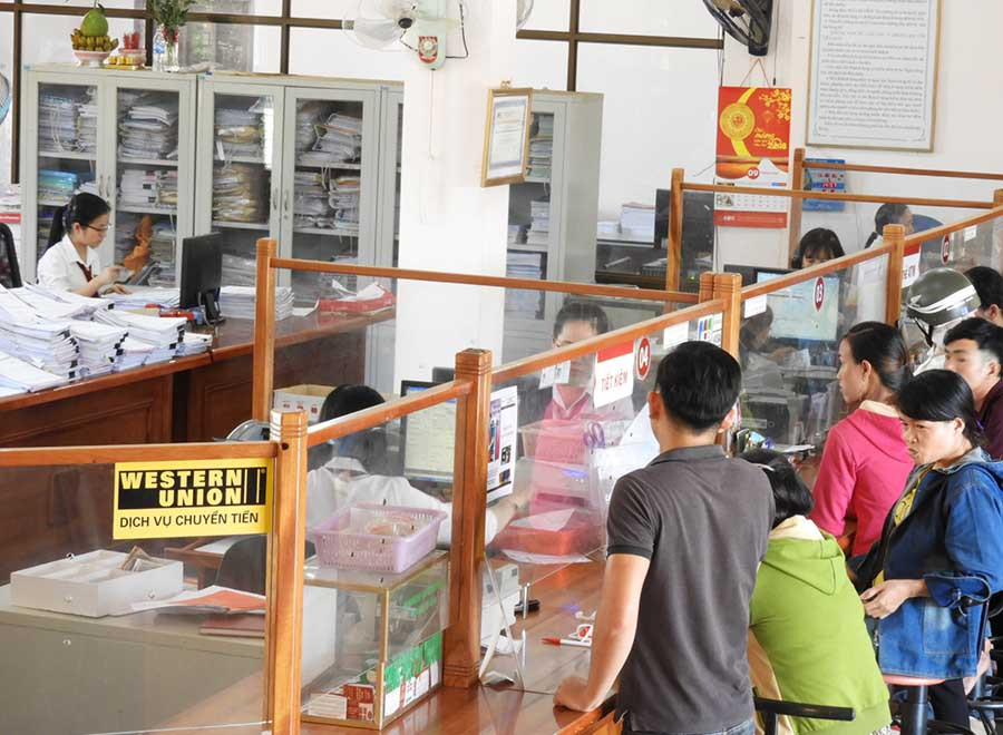 Các cá nhân và doanh nghiệp thực hiện nộp nghĩa vụ tài chính. Ảnh: Thanh Nhật