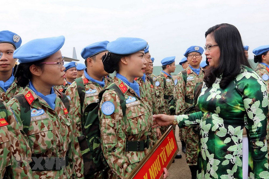 Đại diện lãnh đạo Thành phố Hồ Chí Minh với các quân nhân lên đường làm nhiệm vụ. (Ảnh: Thanh Vũ/TTXVN) Đại diện lãnh đạo Thành phố Hồ Chí Minh với các quân nhân lên đường làm nhiệm vụ. (Ảnh: Thanh Vũ/TTXVN)