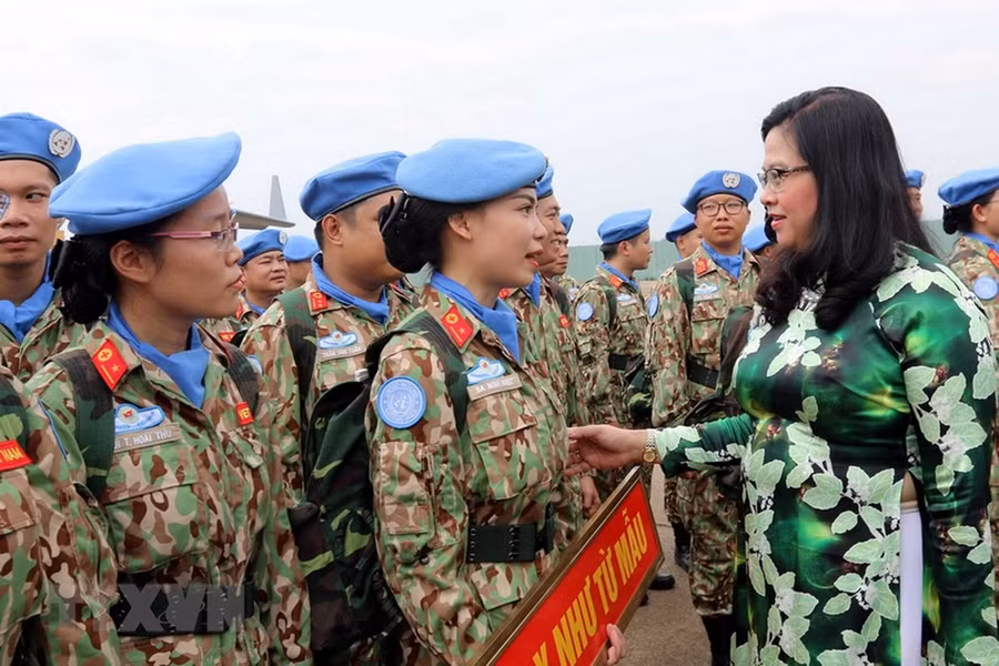 Đại diện lãnh đạo Thành phố Hồ Chí Minh với các quân nhân lên đường làm nhiệm vụ. (Ảnh: Thanh Vũ/TTXVN)
