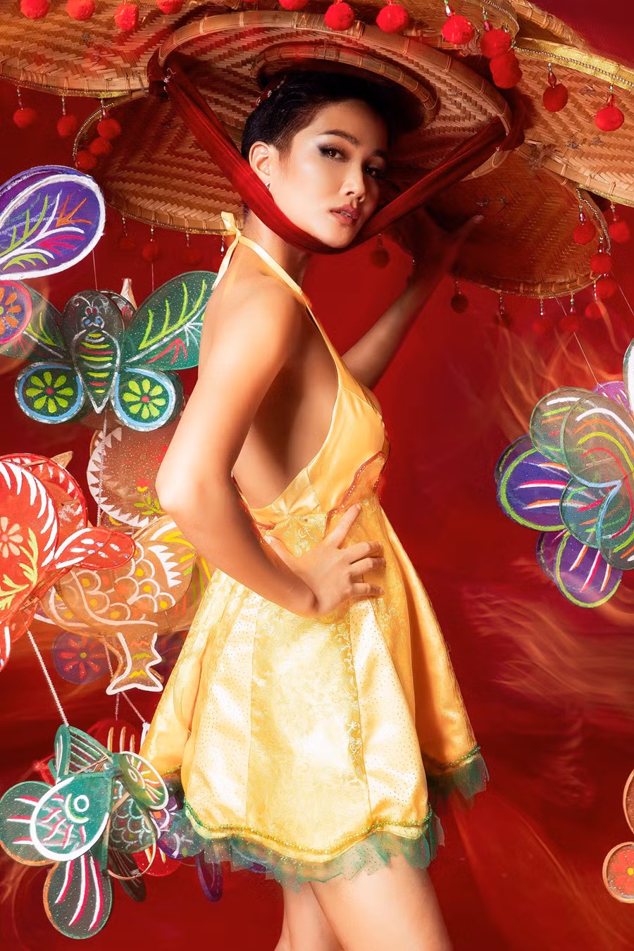  Thăng thu của Nguyễn Đức Hải dựa vào cảm hứng lồng đèn truyền thống trung thu, sử dụng áo yếm ánh vàng tượng trưng cho mặt trăng, tôn vinh vẻ đẹp phụ nữ Việt Nam. Để thực hiện trang phục, Đức Hải gặp khó khăn khi chất liệu của lồng đèn dễ bị rách và phần nón quai thao cách điệu khá nặng. 