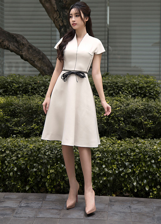 Với thiết kế đầm trắng tinh khôi, nhà thiết kế Nguyễn Công Trí tạo điểm nhấn bằng những đường rã phối viền đen mảnh cầu kỳ, vừa giúp tạo phom chuẩn tôn vóc dáng người mặc, vừa tạo nét chấm phá nhẹ nhàng cho thiết kế mang tinh thần tối giản.