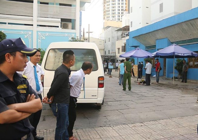 Lực lượng chức năng khám nghiệm hiện trường vụ chết người. Ảnh: NAM AN