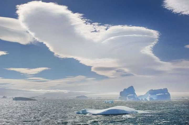 Vẻ đẹp kỳ lạ của những đám mây hình hạt đậu và những tảng băng trôi ở Antarctic Sound, Nam Cực. 