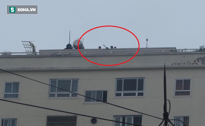 Lính bắn tỉa được bố trí ở quanh khu vực diễn ra sự việc