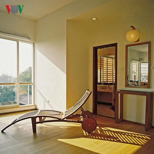 Mở rộng cửa đón ánh sáng khi cần (phòng ngủ) và tiết chế với những hệ chớp lật (trong phòng vệ sinh) Ngôi nhà lúc nào cũng tràn ngập ánh sáng. Ánh sáng được lấy từ nhiều hướng, nhiều vị trí và đã được “lọc” nên đều và không chói gắt.