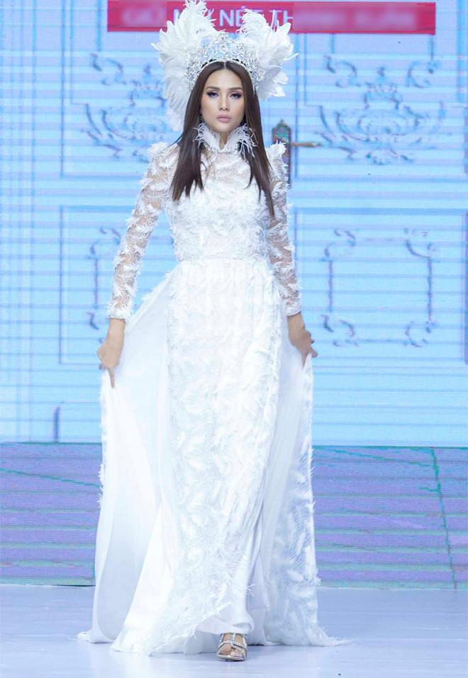 Bộ sưu tập gồm 30 mẫu áo dài cách tân, có tính ứng dụng cao. Các mẫu thiết kế được thực hiện trên nền chất liệu ren, được dệt và đính hoa, các loại đá quý, kết hợp với nghệ thuật thêu đính hoa thủ công. 