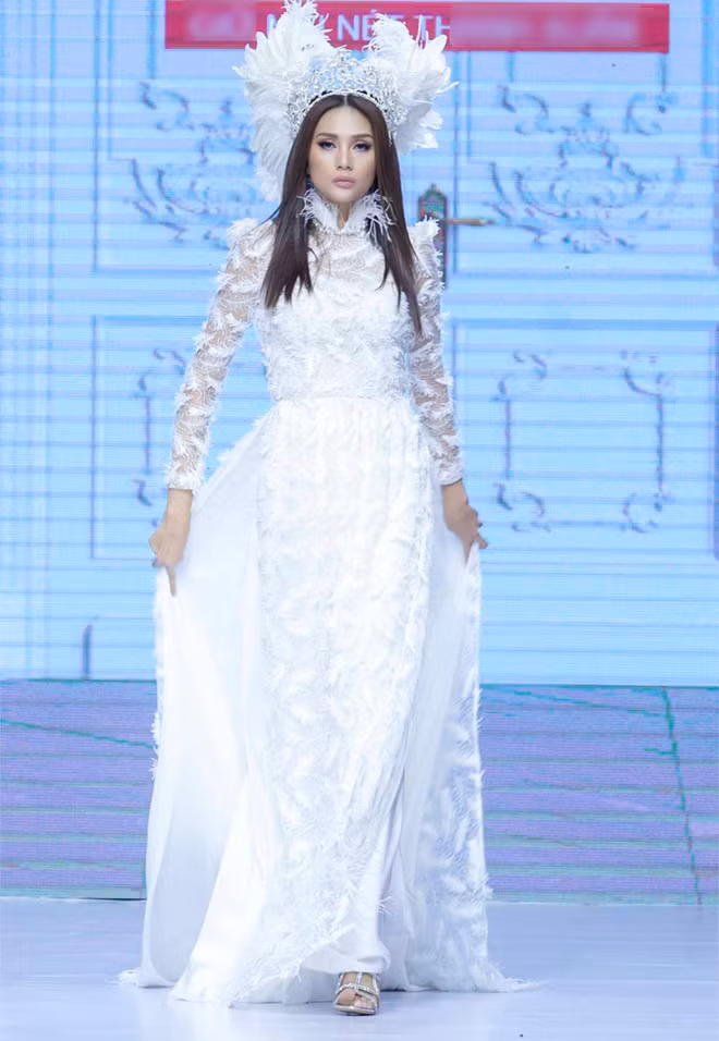 Bộ sưu tập gồm 30 mẫu áo dài cách tân, có tính ứng dụng cao. Các mẫu thiết kế được thực hiện trên nền chất liệu ren, được dệt và đính hoa, các loại đá quý, kết hợp với nghệ thuật thêu đính hoa thủ công. 