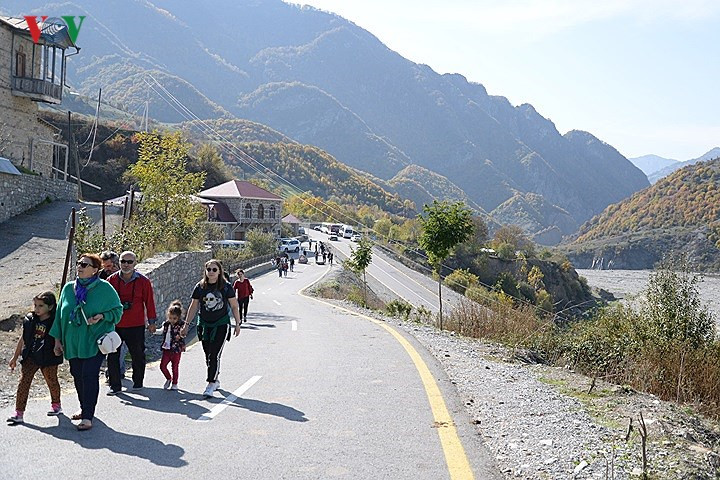 Các du khách này đang tiến vào làng cổ Lahij – một ngôi làng tuyệt đẹp của Azerbaijan.