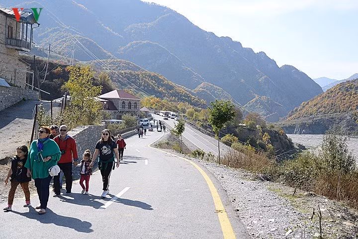 Các du khách này đang tiến vào làng cổ Lahij – một ngôi làng tuyệt đẹp của Azerbaijan.